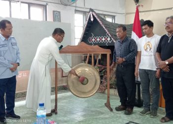 Vikaris Episkopal ( Vikep) St.Paulus Rasul Pematangsiantar RP. Ambrosius Nainggolan, Ofm,Cap di Dampingi Ketua LP3KD Pematangsiantar Ir. Daud Simanjuntak, MM Secara Resmi Membuka Pesparani Pematangsiantar Ke - VI.