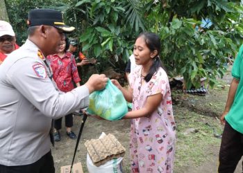Kapolres Simalungun Bersama Forkopimda Salurkan Bantuan Kemanusiaan Kepada Korban Angin Puting Beliung, Wujudkan Kehadiran Negara di Tengah Masyarakat.