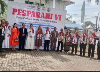 Foto Bersama Seusai Penggalungan Selempang di Kegiatan Pesparani Ke - VI Pematangsiantar.