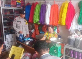 Duduk Bersama, Polsek Siantar Marihat Sambangi UD Sony Ulos Sampaikan Pesan Kamtibmas.