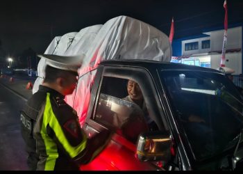 Satlantas Polres Simalungun Hadir Tekan Angka Kecelakaan, Bagikan Kopi Botol Untuk Jaga Keselamatan Pengemudi.