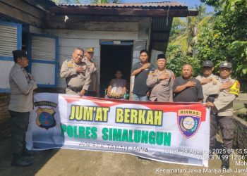 Polsek Tanah Jawa Polres Simalungun Gelar Jumat Berkah, Perkuat Kamtibmas Sambil Sosialisasi Layanan 110 Call Center Polri.