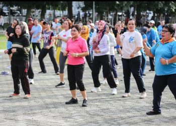 Ketua TP PKK Kota Pematangsiantar Ny Liswati Wesly Silalahi Ikuti Senam Bersama ASN Pemko Pematangsiantar.