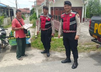Sat Samapta Polres Pematangsiantar Berikan Paket Sembako Kepada Warga Membutuhkan.