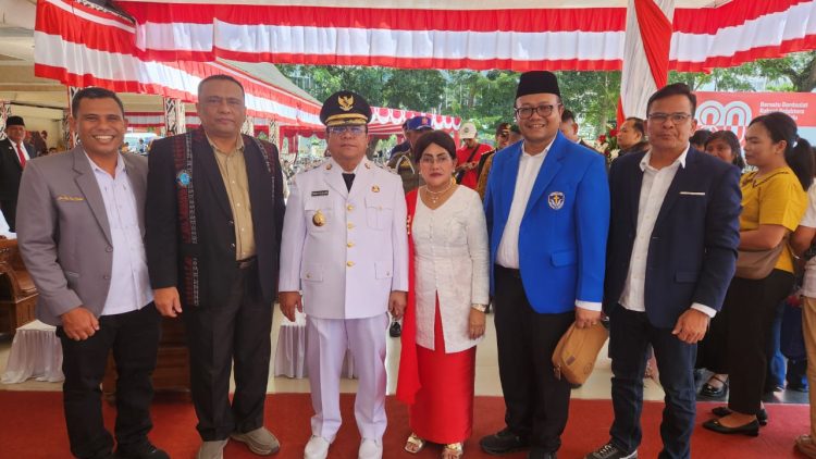 Ketua GAMKI Hendra Simanjuntak Foto Bersama Walilota Pematangsiantar Wesly Silalahi dan lainya.