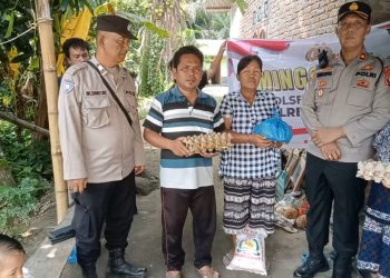 Polsek Tanah Jawa Menggelar Minggu Kasih, Salurkan Bantuan Sembako Untuk Masyarakat Kurang Mampu.