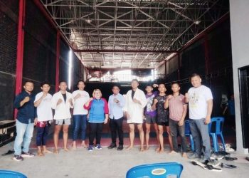 Teks  Foto : Foto Bersama Atlit Sebelum Diberangkatkan. 