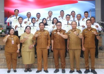 Wali Kota Pematangsiantar Wesly Silalahi, SH, MKn Diwakili Sekda Junaedi Antonius Sitanggang, SSTP, MSi Serahkan SK Pengangkatan PPPK Formasi Tahun 2024 Kota Pematangsiantar.