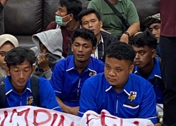 KNPI Kecam Pemuda Yang Menggunakan Atribut KNPI Lakukan Demonstrasi di Kantor Bupati Simalungun.