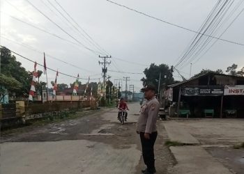 Polsek Bosar Maligas Wujudkan Pelayanan Humanis Melalui Pengaturan Lalu Lintas Pagi Hari di Simalungun.