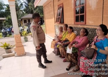 Polres Simalungun Wujudkan Kehadiran Negara di Tengah Masyarakat Melalui Program Minggu Kasih, Amankan Ibadah 150 Jemaat HKBP Dolokmarlawan.