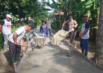 Polsek Bosar Maligas Kawal Pembangunan Rabat Beton, Bhabinkamtibmas Ajak Warga Jaga Kamtibmas di Simalungun.
