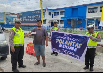 Sat Lantas Polres Simalungun Hadirkan Kenyamanan Berlalu Lintas Melalui Pembagian Segitiga Pengaman.