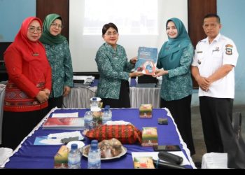 Ketua TP PKK Kota Pematangsiantar Ny Liswati Wesly Silalahi Hadiri & Saksikan Langsung Monitoring Lomba Pelaksanaan Inspeksi Visual Dengan Asam Asetat (IVA Test) Dalam Rangka Hari Kesatuan Gerak (HKG) PKK, di Kecamatan Siantar Barat.