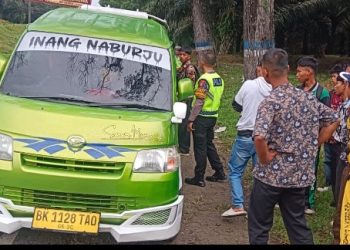 Satlantas Polres Simalungun Gencar Himbau Angkutan Umum, Stop Angkut Penumpang di Atas Kap Mobil Demi Keselamatan.