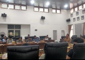 Walikota Pematangsiantar Wesly Silalahi, SH, MKn Diwakili Sekda Junaedi Sitanggang Memberikan Penjelasan Kepada Mahsiswa Tentang Kenaikan NJOP di Pematangsiantar.