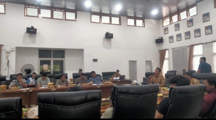 Walikota Pematangsiantar Wesly Silalahi, SH, MKn Diwakili Sekda Junaedi Sitanggang Memberikan Penjelasan Kepada Mahsiswa Tentang Kenaikan NJOP di Pematangsiantar.