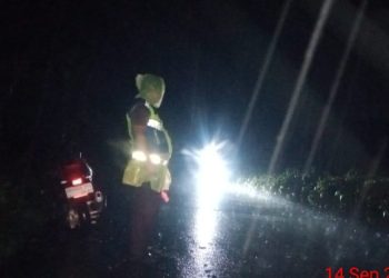 Sigap di Tengah Hujan, Unit Lantas Polsek Tanah Jawa Atur Lalu Lintas Akibat Truk Masuk Gorong - Gorong.