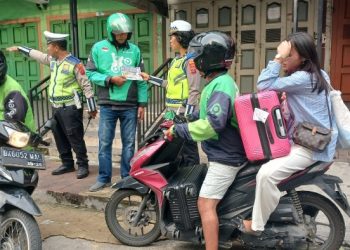 Dikmas Lantas Penling - Penluh, Sat Lantas Polres Pematangsiantar Bagikan Brosur Tertib Berlalu Lintas.