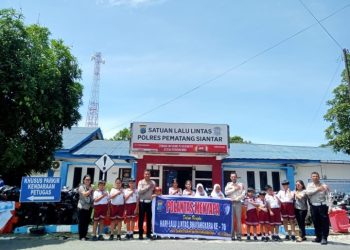 Mengenal Satuan Lalulintas, Kasat Lantas Polres Pematangsiantar Terima Kunjungan Siswa Sisiwi SD Swasta Kartini Handayani.