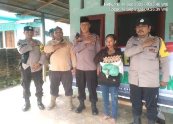 Kapolsek Tanah Jawa Wujudkan "Polri untuk Rakyat" Melalui Program Jumat Berkah di Nagori Bahalat Bayu.