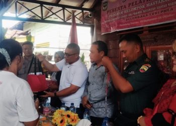 Teks Foto : Para Peserta Pelatihan Memayet Saat Foto Bersama.