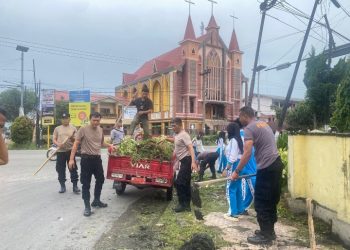 Polri Peduli Kebersihan, Polsek Siantar Utara Gotong Royong Bersama Masyarakat.