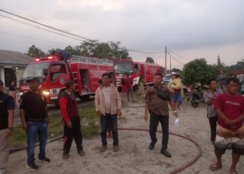 Polsek Siantar Marihat Cek TKP Kebakaran Satu Unit Rumah Warga .