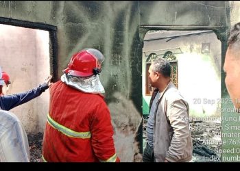 Polsek Bosar Maligas Sigap Tangani Kebakaran Rumah Warga, Kerugian Capai Rp. 200 Juta.