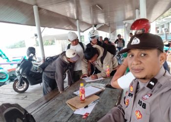 Polsek Dolok Pardamean Siaga di Pelabuhan Tigaras, Pastikan Wisatawan Aman Saat Libur Akhir Pekan.