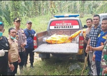Kapolsek Tanah Jawa Pimpin Evakuasi Mayat Warga Yang Tenggelam di Sungai Tongguran.