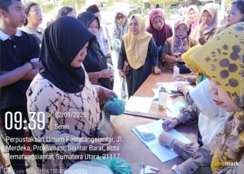 Panitia Pasar Murah Pemko Pematangsiantar Mendata Masyarakat Penerima Pasar Murah.