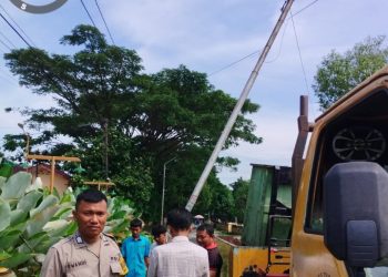 Polsek Siantar Selatan Berikan Pendampingan Dalam Perbaikan Tiang listrik Yang Roboh.