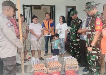 Polsek Siantar Marihat Sampaikan Bantuan Kepada Korban Angin Puting Beliung di Jalan D.I Panjaitan.