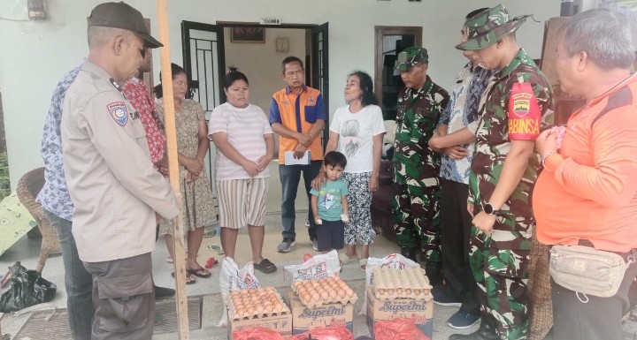 Polsek Siantar Marihat Sampaikan Bantuan Kepada Korban Angin Puting Beliung di Jalan D.I Panjaitan.