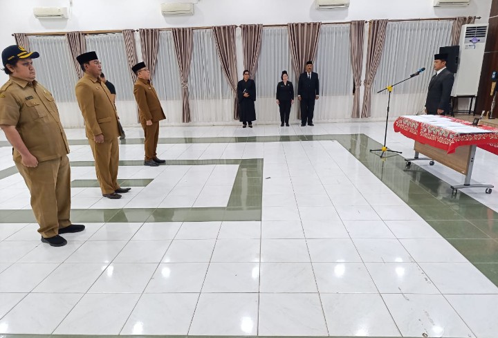 Wali Kota Pematangsiantar Wesly Silalahi M, SH, MKn Diwakili Sekda Junaedi Antonius Sitanggang, SSTP, MSi Lantik 3 Pejabat Administrator dan Pengawas di lingkungan Pemko Pematangsiantar.