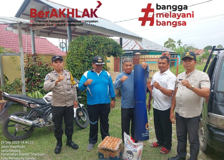 Polsek Siantar Martoba Sampaikan Bantuan Kepada Masyarakat Kelurahan Setia Negara Terdampak Angin Kencang.