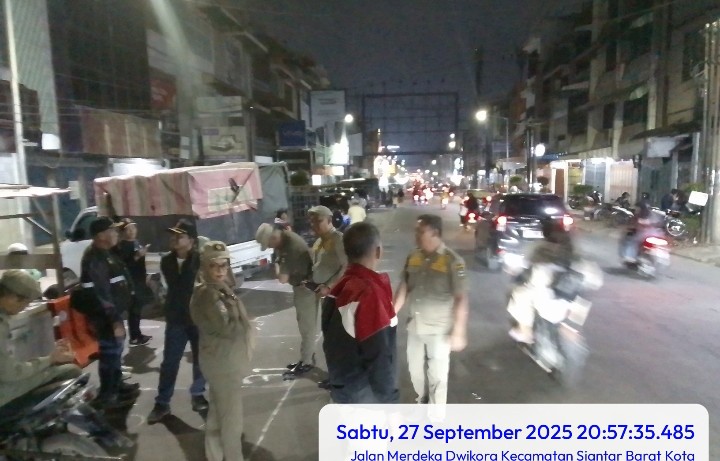 Sat Pol PP Siantar Lakukan Antisipasi Gangguan Trantibumlinmas Pada Perobohan Gedung IV Pasar Horas.