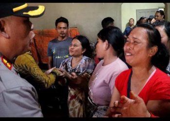 Ibu - Ibu Lamtoras Terharu Menangis Mendengar Pesan Kemanusiaan Kapolres Simalungun Sambangi Warga Sihaporas.
