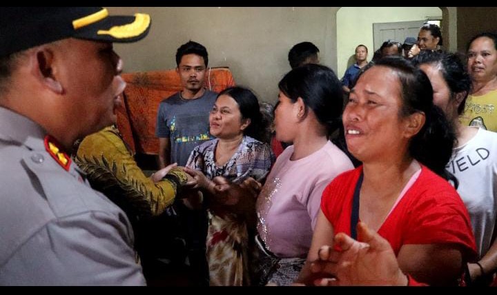 Ibu - Ibu Lamtoras Terharu Menangis Mendengar Pesan Kemanusiaan Kapolres Simalungun Sambangi Warga Sihaporas.