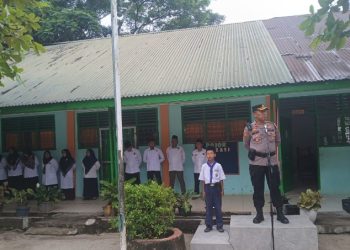 Kapolsek Tanah Jawa Jadi Inspektur Upacara, Ajak Pelajar Jauhi Narkoba & Tawuran.