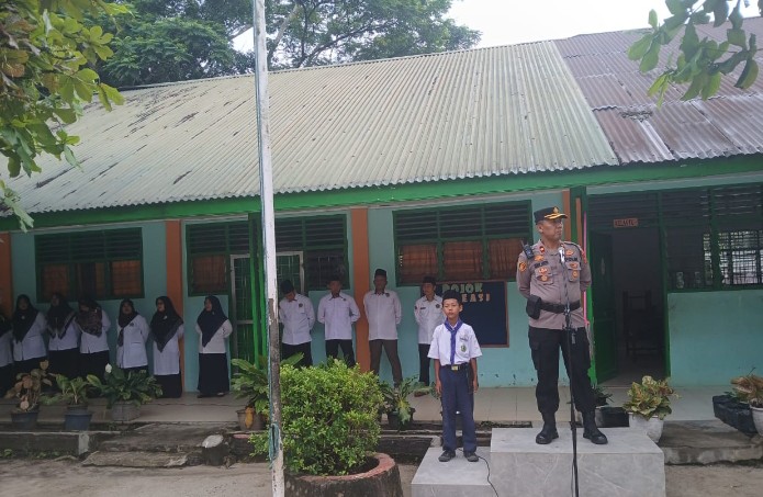 Kapolsek Tanah Jawa Jadi Inspektur Upacara, Ajak Pelajar Jauhi Narkoba & Tawuran.