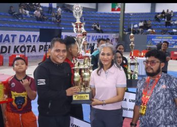 AKBP Sah Udur Sitinjak Serahkan Hadiah Kejuaraan Karate Cup 2025.