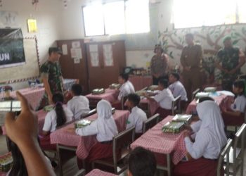 Kapolsek Siantar Utara Hadiri Pemberian Makanan Sehat Bergizi di SD Negeri 124395 Jalan Nagur.