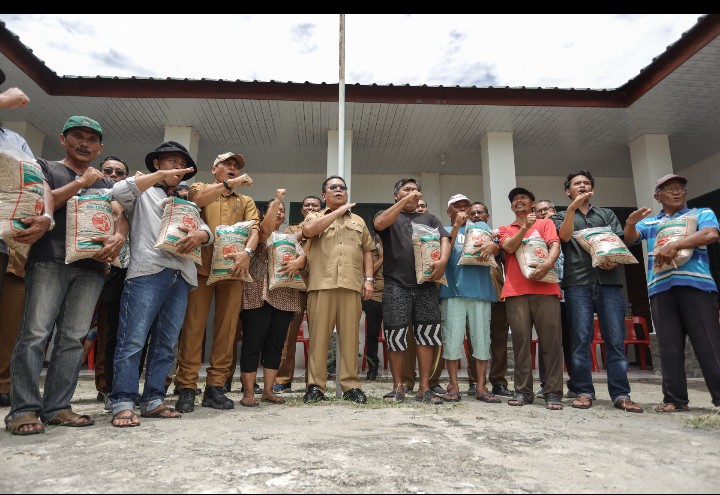 Wali Kota Pematangsiantar Wesly Silalahi, SH, MKn Berikan Bantuan Benih Padi Unggul Inpari 32 Label Ungu Kepada Kelompok Tani di 2 Kecamatan.