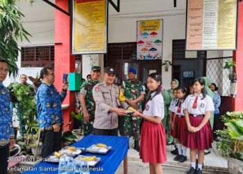 Polsek Siantar Barat Hadir Pemberian Makanan Bergizi Gratis di SD Negeri 12232 Jalan Sudirman.