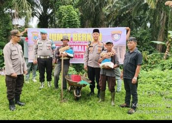 Polsek Tanah Jawa Gelar Jumat Berkah, Bagikan Sembako Kepada Warga Kurang Mampu.