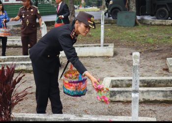 Kapolres Pematangsiantar Tabur Bunga Di TMP Sambut HUT TNI Ke - 80 Tahun 2025.
