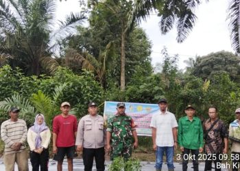 Bhabinkamtibmas Polsek Tanah Jawa Dampingi Program Ketahanan Pangan Penanaman Cabai BUMNag.