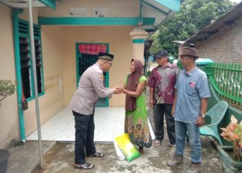Kapolsek Perdagangan Gelar Jumat Barokah, Bagikan Sembako Kepada Tiga Warga Kurang Mampu.